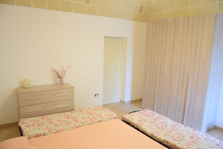 Საწოლი 152 × 203 სმ და ორი შეზლონგი