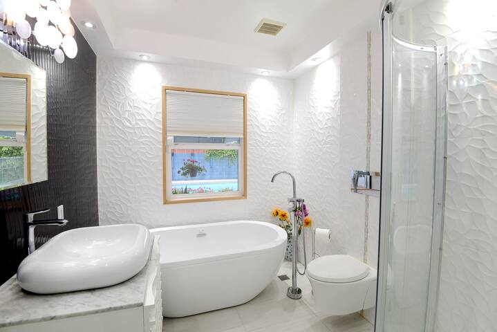 LUXURY HOUSE+POOL in West LA/Santa Monica gallery image 5