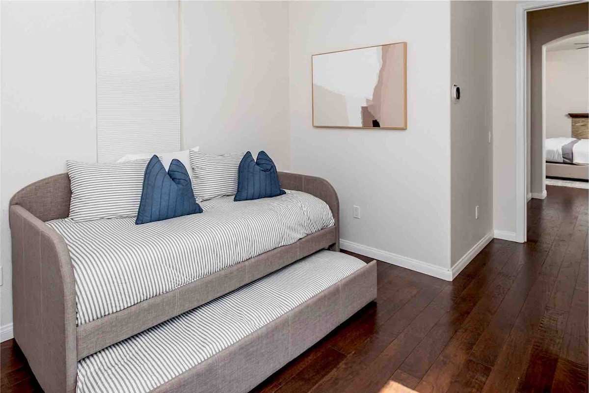 ห้องนอน #1.5- ห้องนี้มีเตียงแฝดเชื่อมต่อกับห้องนอนคาสิตา #1 พร้อมเตียงคิงไซส์