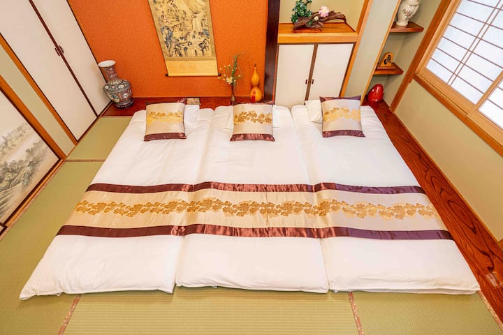 חדר בסגנון יפני בקומה השלישית
עד 4 אנשים יכולים ללון בנכס