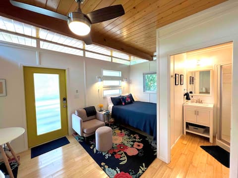 Successful Airbnb property: Cozy Windsor Park Casita w/ tons of natural light in Windsor Park