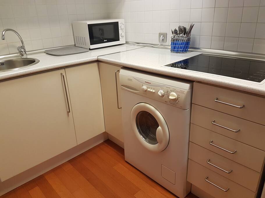 En la cocina, tienes todo para hacer tus comidas y lavar.