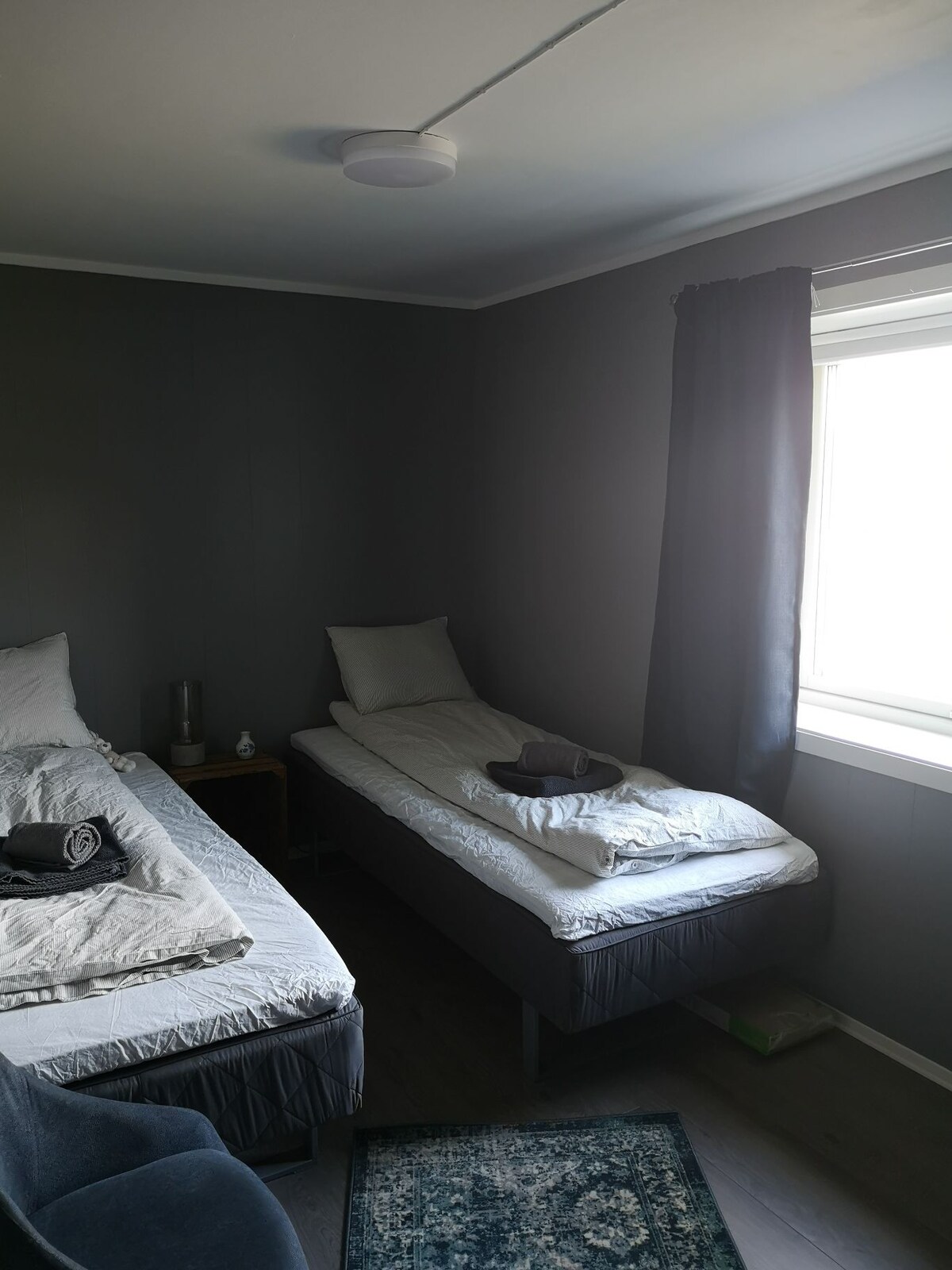 ห้องนอนมีเตียงแยกต่างหากสองเตียง มีเตียงเสริมให้ 