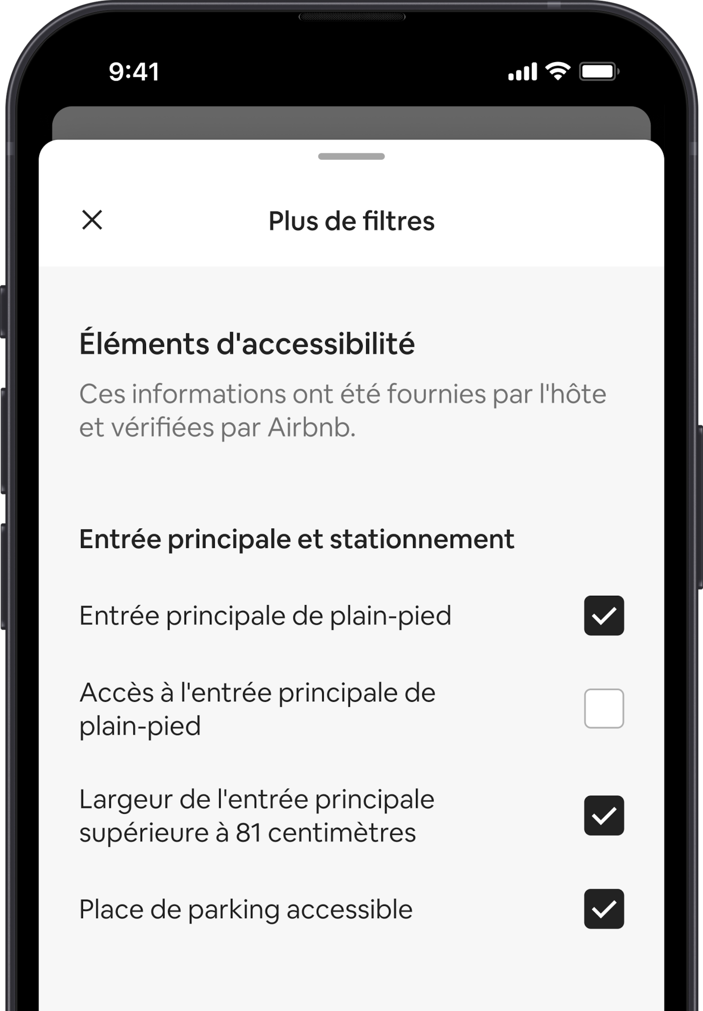 L'écran d'un téléphone portable affiche l'option « Plus de filtres », l'un des nombreux filtres de recherche disponibles. Un en-tête de section affiche « Éléments d'accessibilité ». Sous ce titre, les éléments d'accessibilité sont regroupés par catégorie, par exemple « Entrée et stationnement pour les voyageurs ». Des cases à cocher vous permettent de sélectionner autant d'éléments que vous le souhaitez.