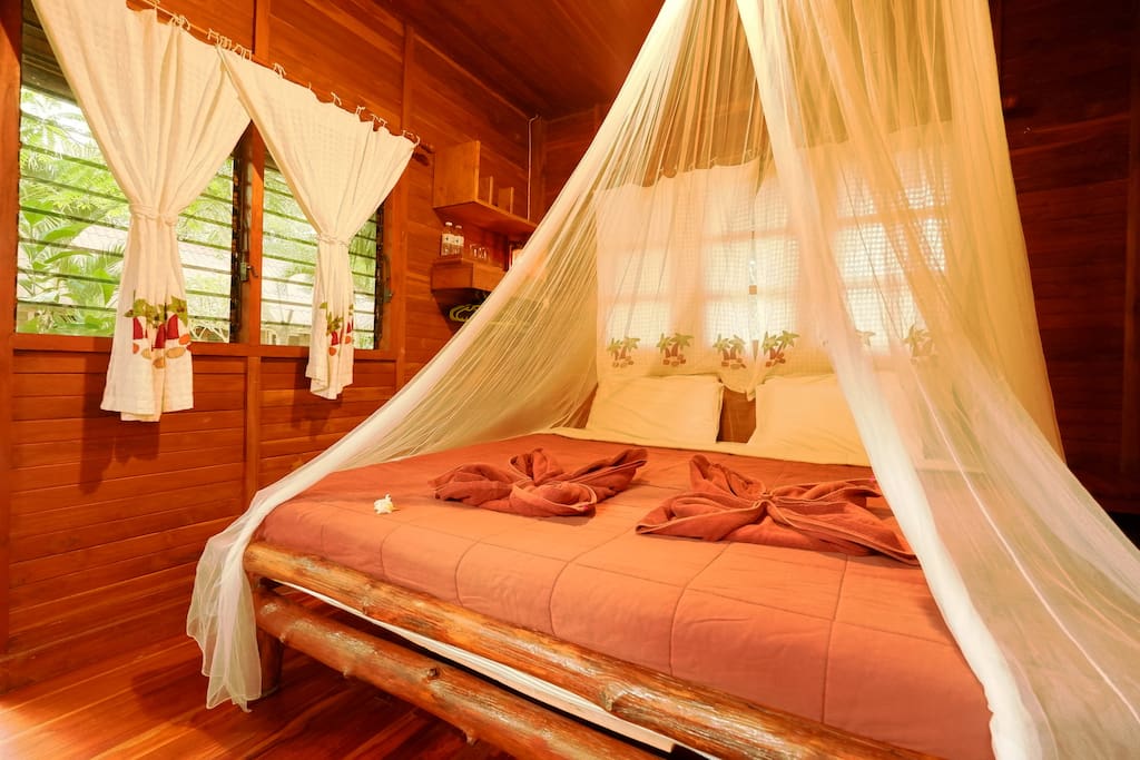 the solid teak wood bungalow. 1 bungalow ,1 kingside bed,1bathroom for 2 people