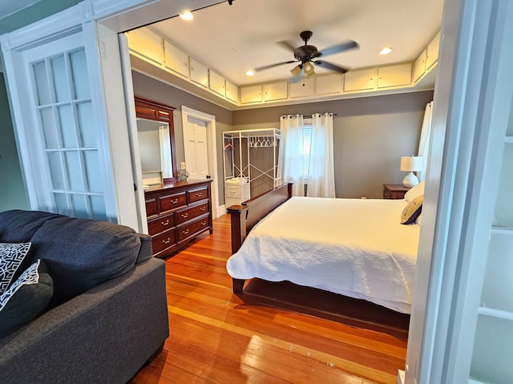 Chumba cha kulala nje ya sebule kwenye ghorofa ya juu