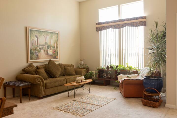 Charming Q Bedroom desk Shared Bath in 3 Bdrm Home