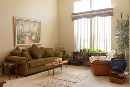 Charming Q Bedroom desk Shared Bath in 3 Bdrm Home