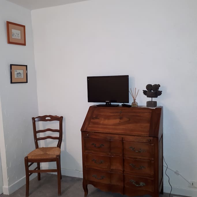 bureau/commode