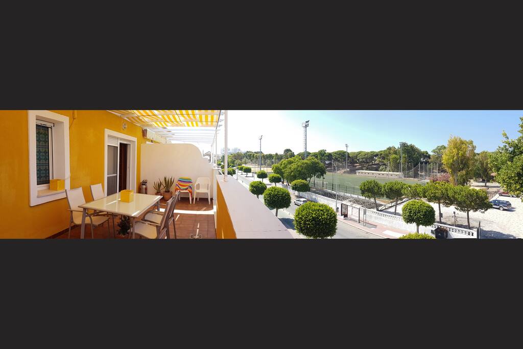 La terraza es amplia y orientada al sur. Protegida de los vientos de levante y poniente por las paredes laterales