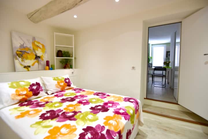 Dormitorio con cama tamaño queen.