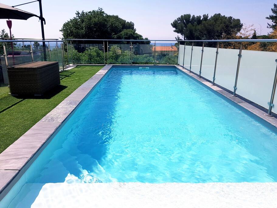 piscine 11mX3m avec patogeoire et vue mer