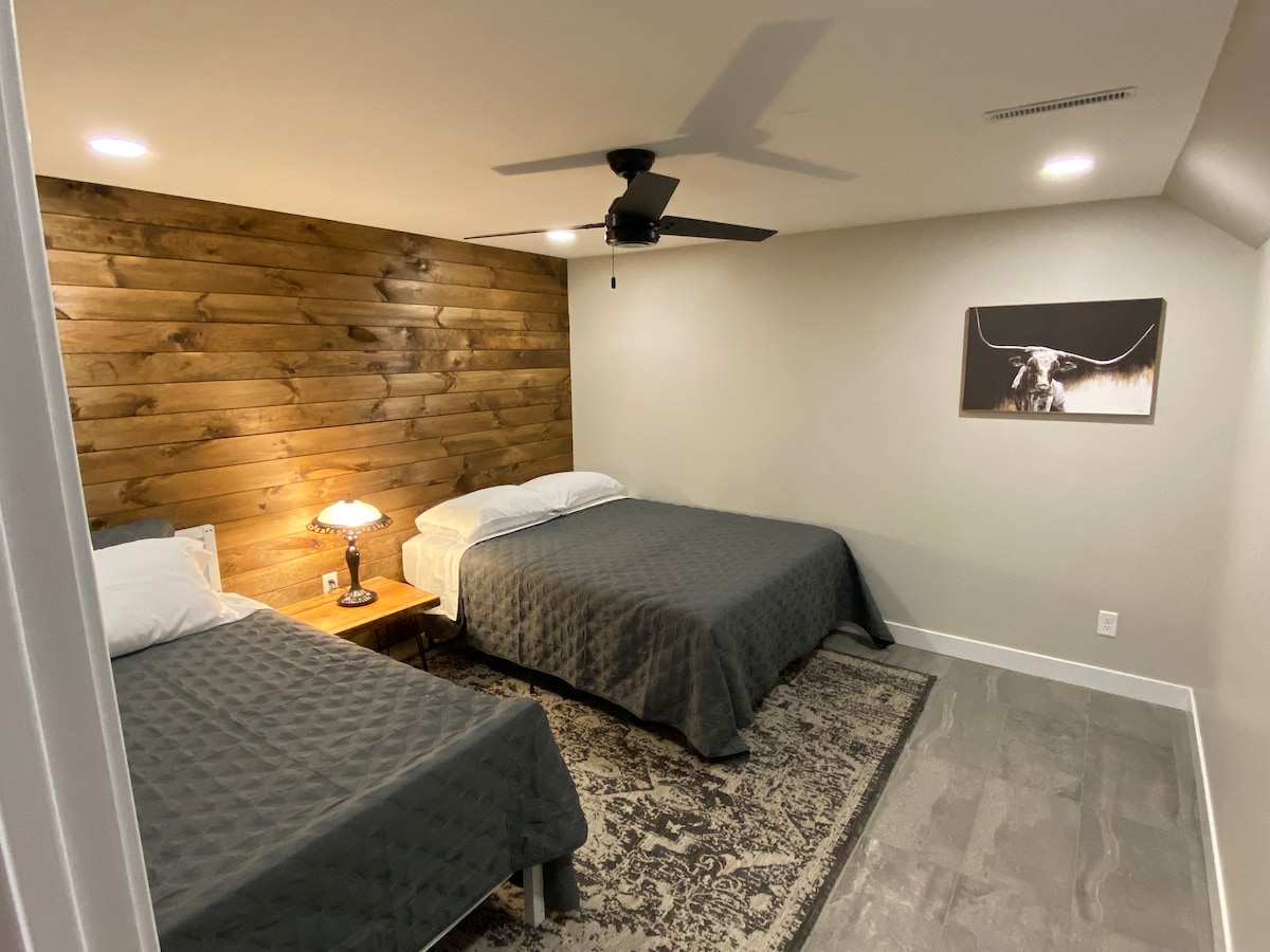 ห้องนอนชั้นใต้ดินที่ปรับปรุงใหม่