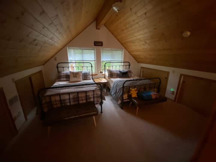 Dva kreveta u punoj veličini. 