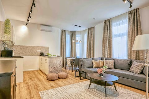 Villa Botaniq Garnet