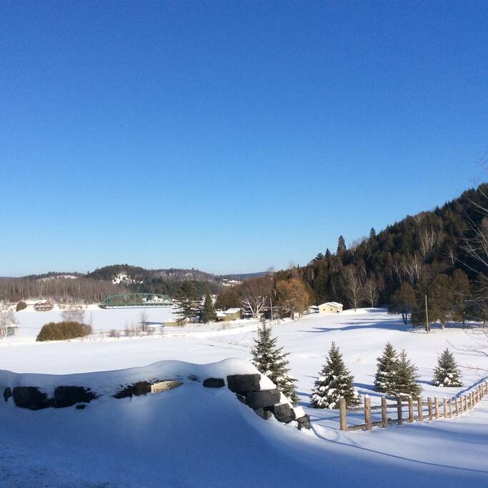 View of the cottage (green house) and bay / Vue du chalet (maison verte) et de la baie du lac.