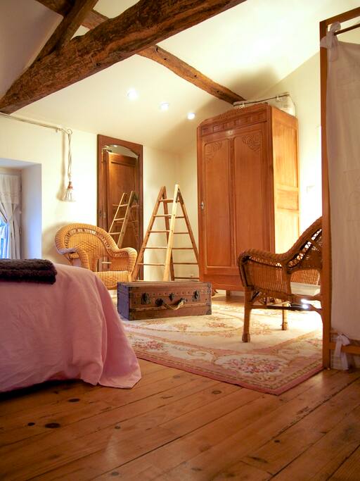 Grande chambre confortable