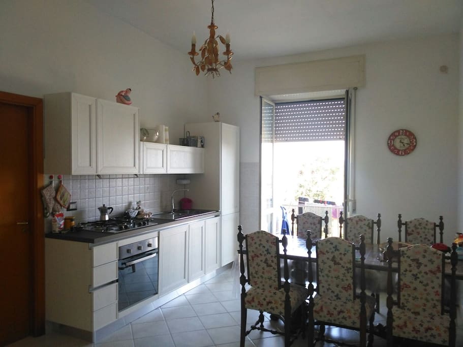 Cucina soggiorno con vista su Capri