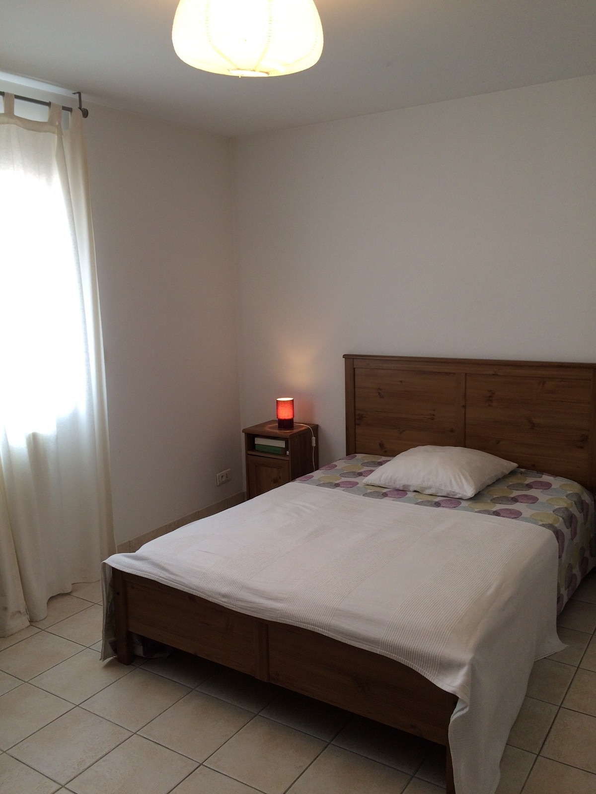 dormitorio principal 1 con aire acondicionado, 160 camas, ropa de cama nueva.