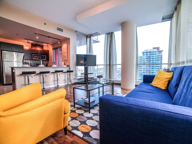 ❤Vibrant DT Condo by 17 Ave/City views & Parking❤