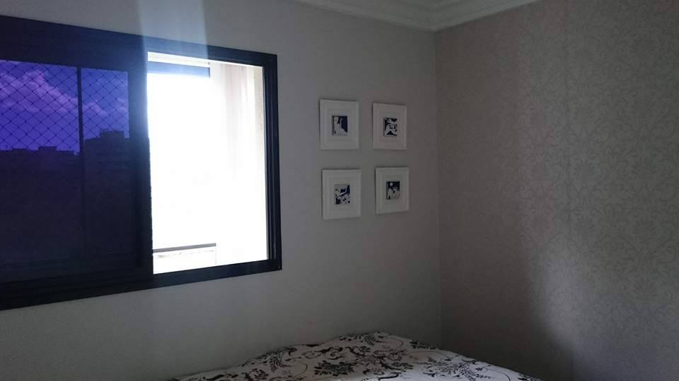 Chumba kilicho na vitanda viwili vya mtu mmoja.