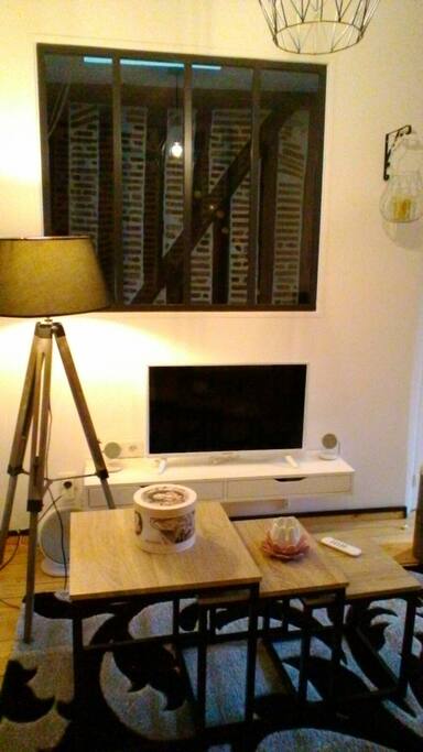 Ecran plat 82 cm et home cinema 2.1 avec connexion bluetooth.