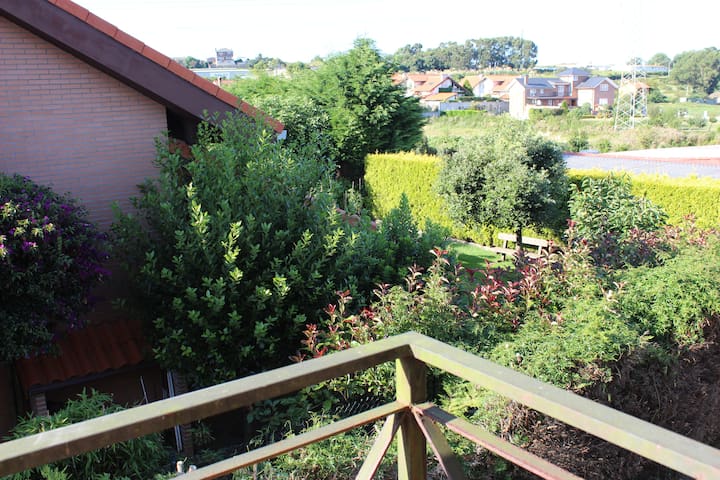 Private room with 1 bedrooms in Santander - Habitación en casa,wifi, parking en la puerta, 1