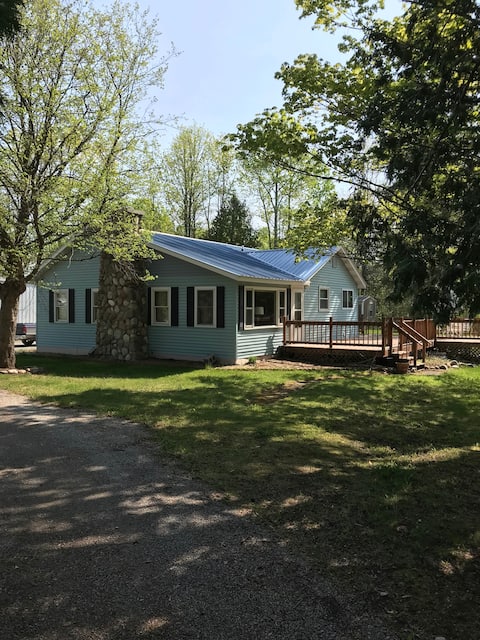 Quiet country home, 1.5 miles from Ocqueoc Falls.