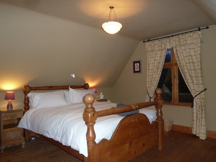 32. Annex:  Kingsize bed.  single sofa bed.