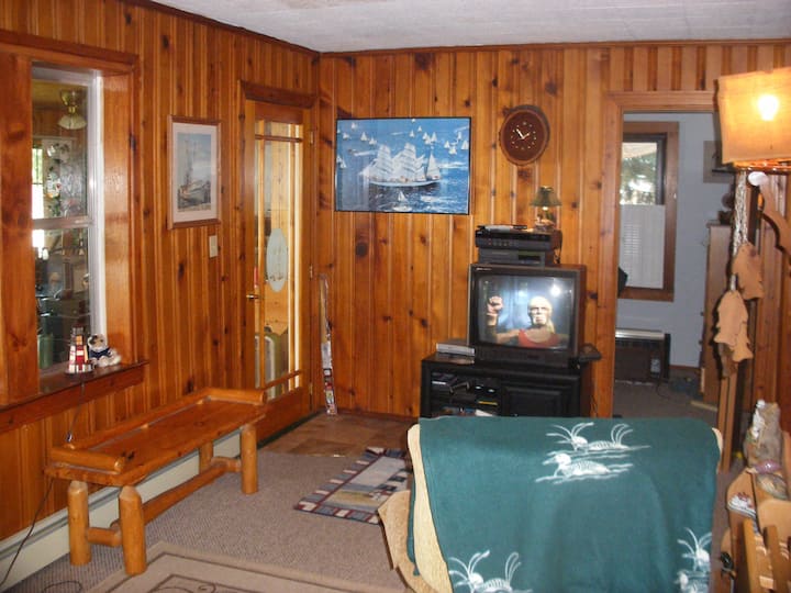 Lakefront Nostalgic Cottage