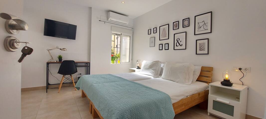 4 min to the beach! Wifi, A/C, SmartTV… gallery image 4