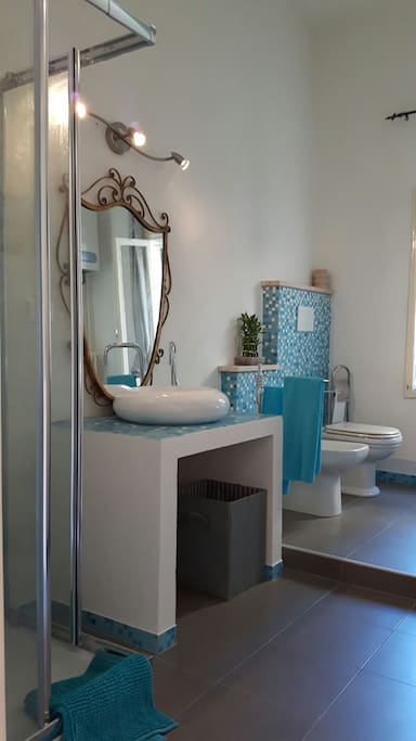 Bagno con box doccia e lavatrice