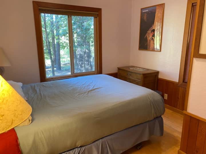 楼下第二间卧室配有标准双人床。  街角还有一个衣柜。