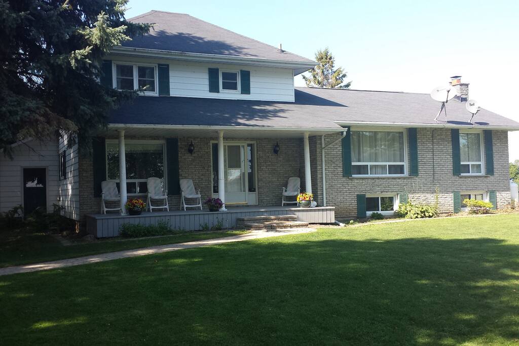 Front view of the cottage.........the satellite dishes on the roof are for the high speed Internet and Bell Express view television