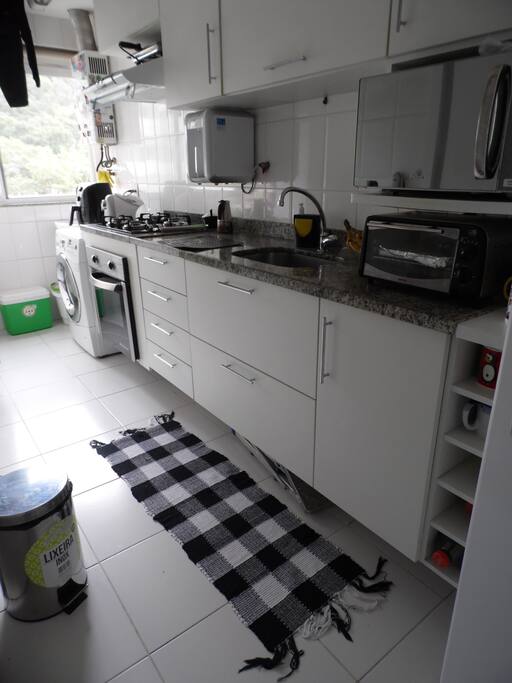 cozinha e área com vista pra montanha