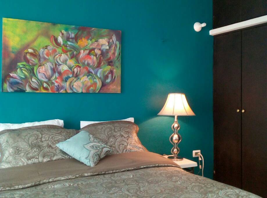 La hermosa habitacion que prepare para recibirlos. la obra una de mis pinturas...