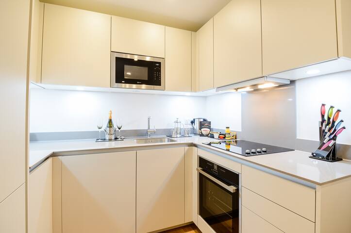 Superb 2bed 2bath Penthouse, Heart of Kensington gallery image 4