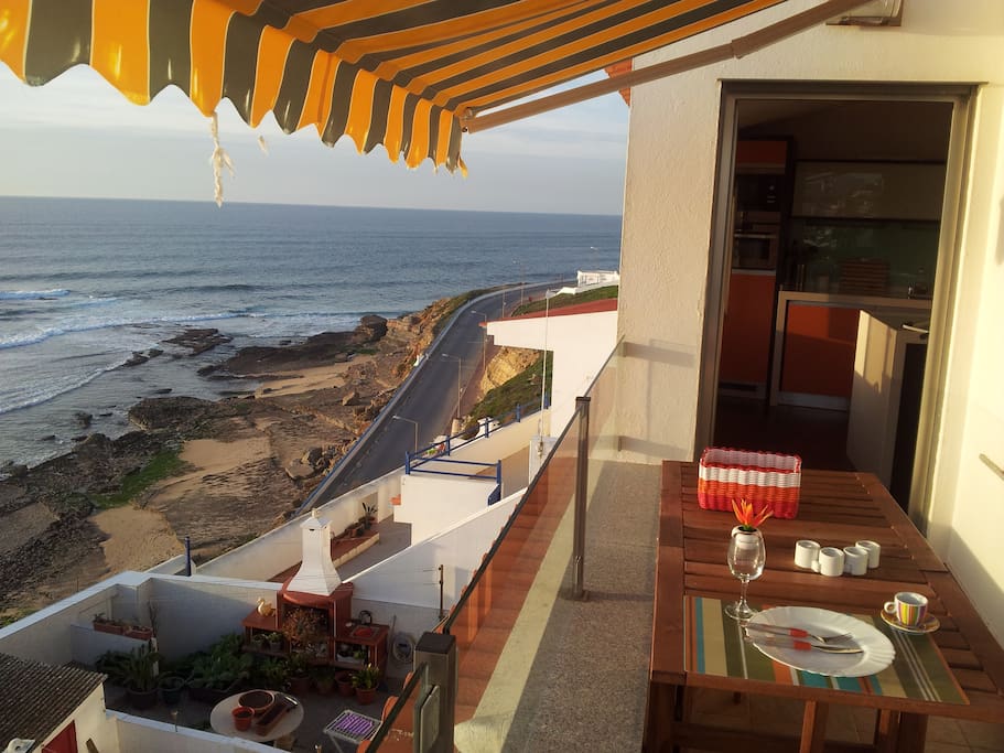 Varanda com vista panorâmica para a praia