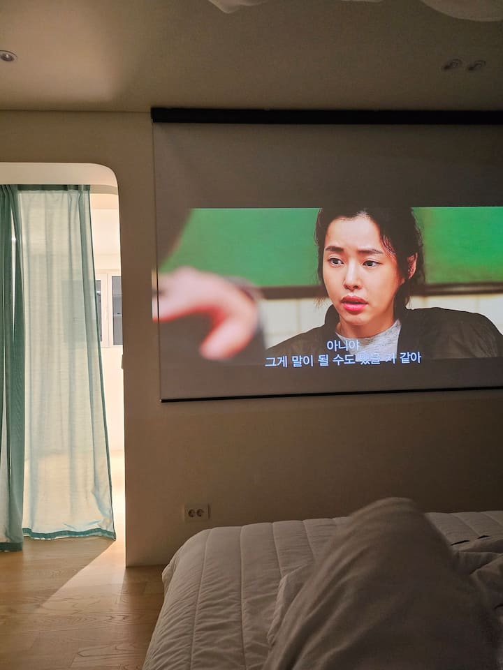 Ова е проектор за греда поставен во соба со брачен кревет (широк 150-179 см).