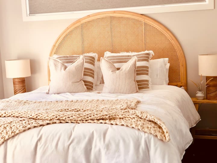 Chumba cha kitanda cha Master, mito ya starehe sana na magodoro yenye ubora wa orthopaedic yatakuhakikishia kulala vizuri zaidi. Inalaza watu wazima 2