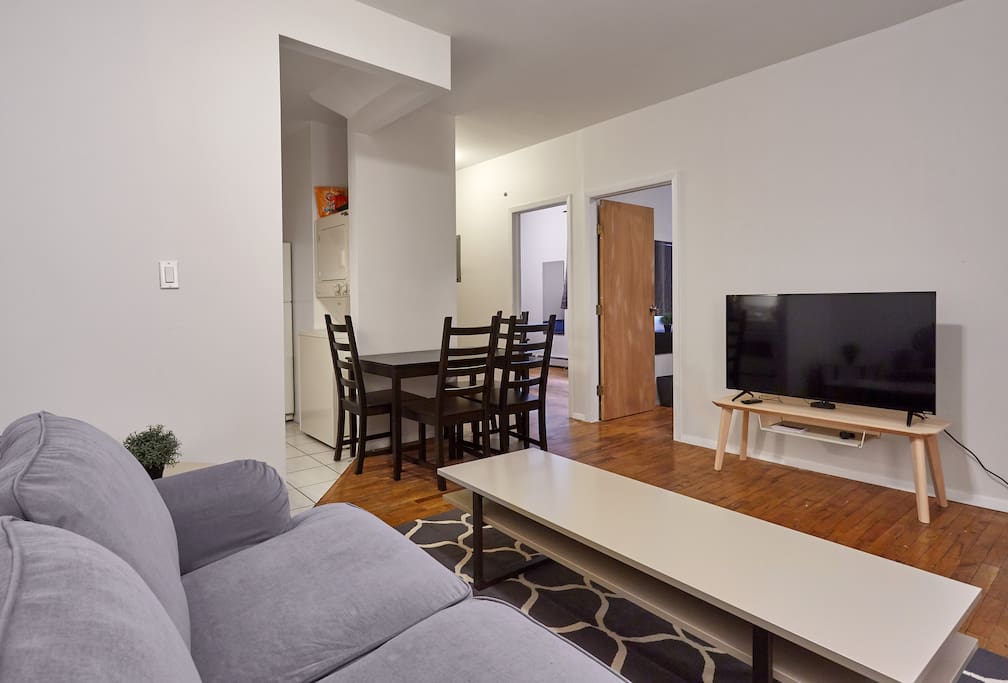 Beautiful living room with 50inch TV + complimentary Netflix and Hulu access