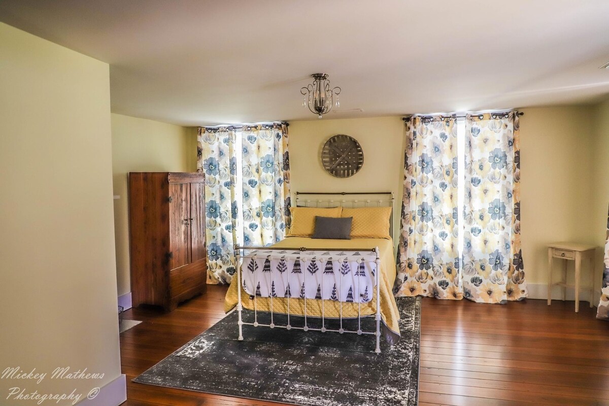 The Magnolia room-full size bed with private bathroom 