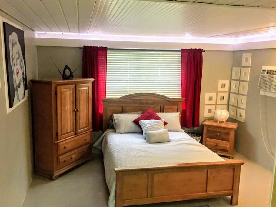 A amazing and comfortable suite with: queen size bed, Local TV, WI-FI, Air Conditioner and closet. Fantastica y Comoda suite con: Cama queen, Television local, WI-FI, Aire Acondicionado y amplio closet.