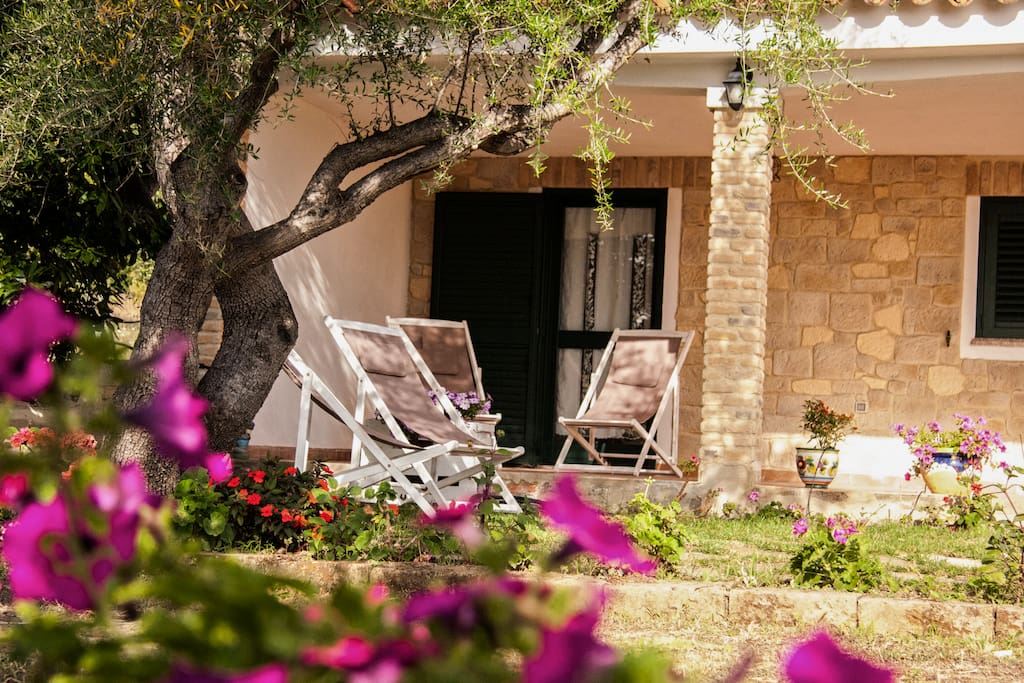 il giardino con zona relax