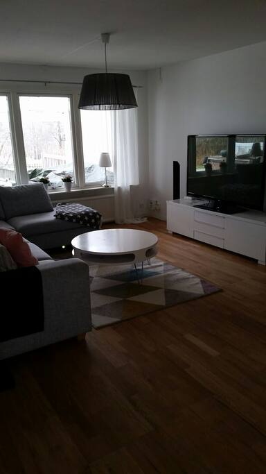 Stor soffa med 60 tum kabeltv och hemmabio system