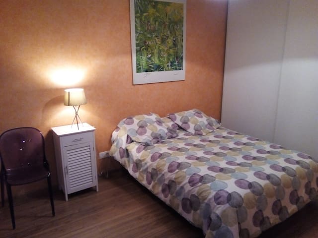 CHAMBRE + PARKING PRIVES Bayonne Place des Basques