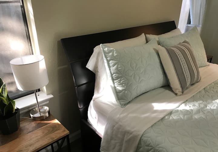 Hlavná spálňa - manželská posteľ s pamäťovou penou. Pre väčšie pohodlie majú lampy zástrčky.