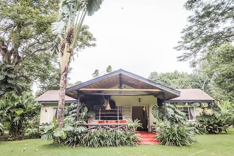 Lush Garden Cottage (One) on Private Coffee Estate