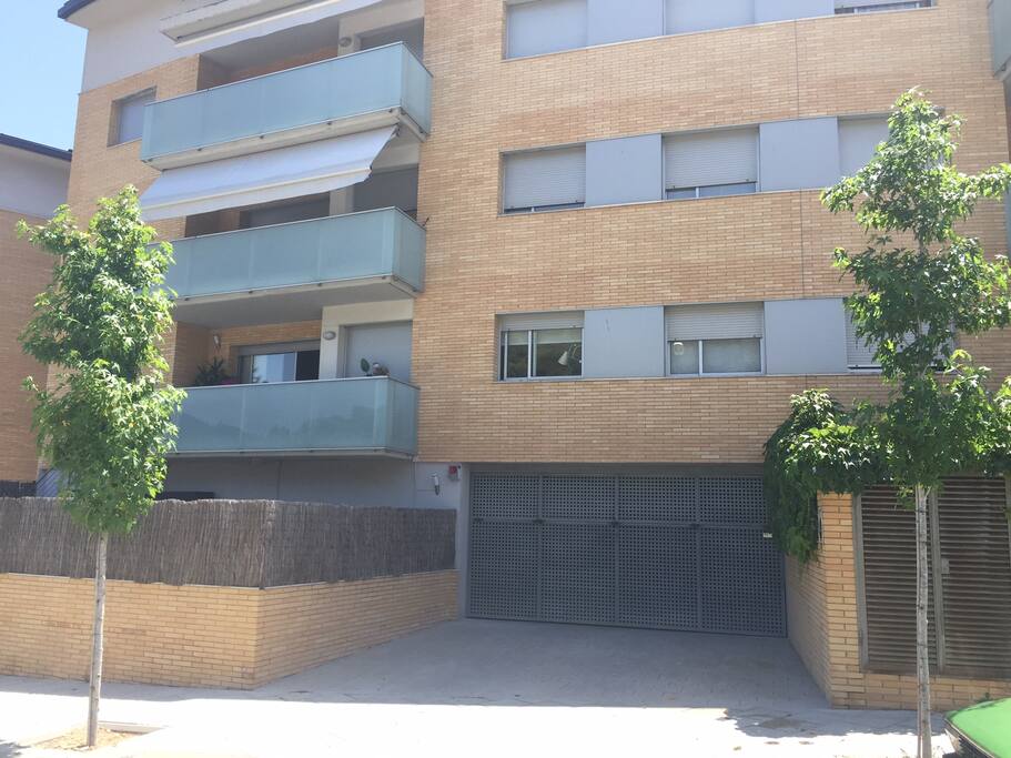 FACHADA EXTERIOR / ENTRADA PARKING