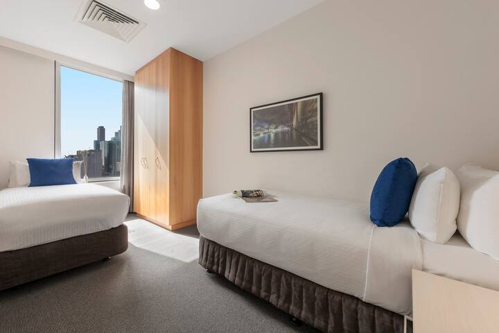 Spacious 2 Bedroom Apt w/ Sauna, Pool & Gym Access gallery image 3